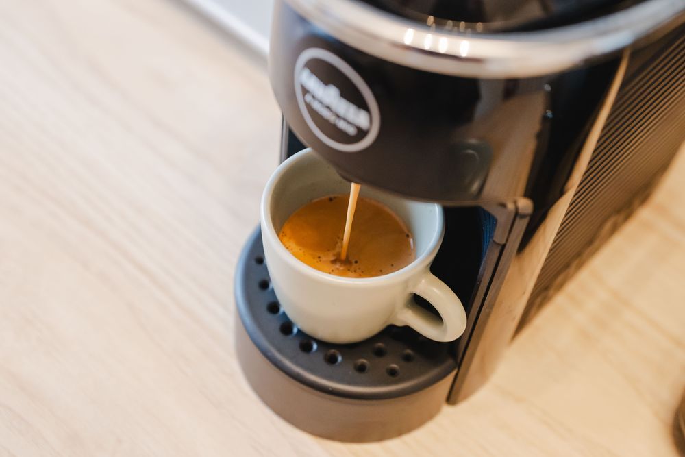 Macchina del caffè a cialde mentre prepara un espresso