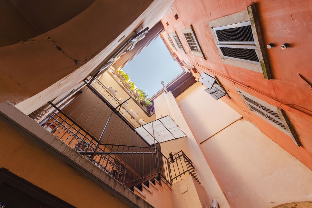 Il cortile interno del palazzo visto dal basso, con ringhiere in ferro battuto