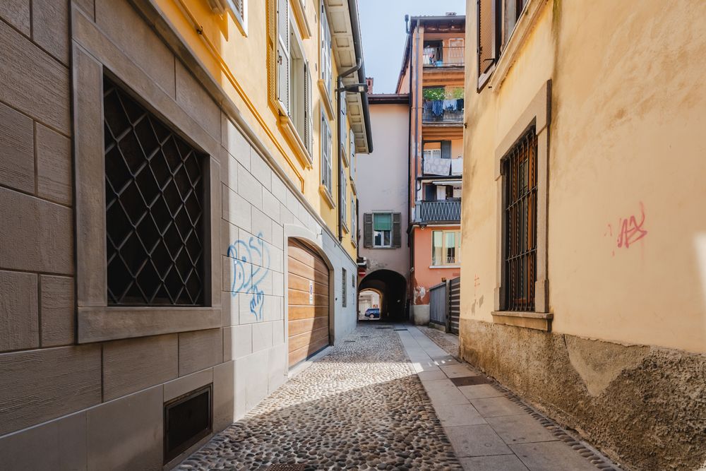 Il vicolo con il selciato in ciottoli, vicino a Cà San Lazzaro